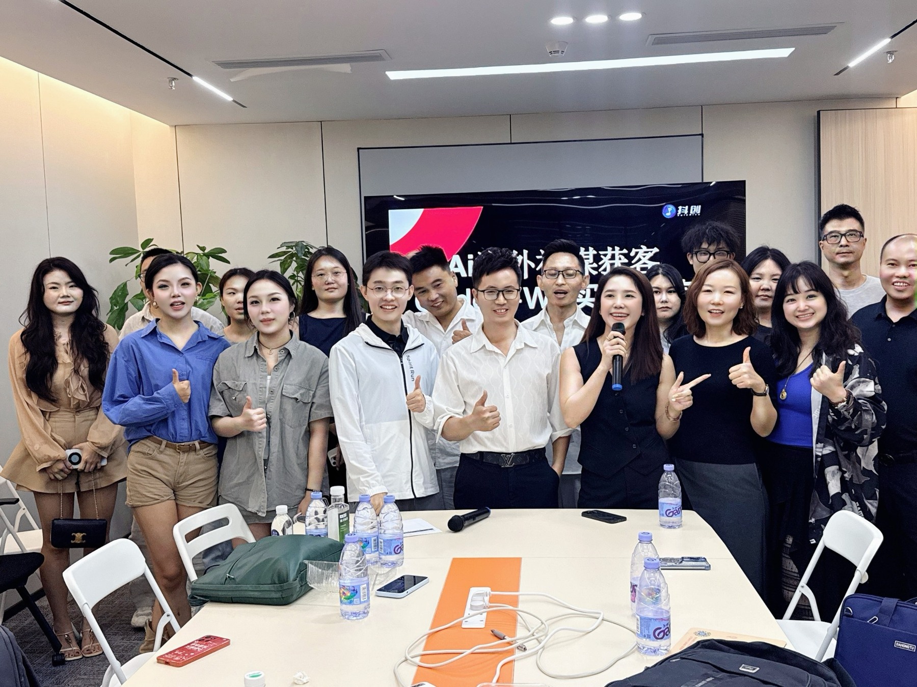 培训课堂学员与周一念合影